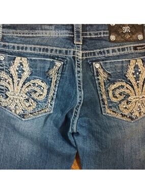 Gorgeous Miss Me Embroidered Fleur-de-Lis Capri Jeans With 23-1/2” Inseam